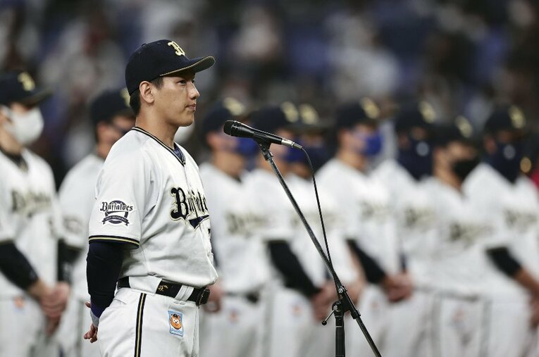 レギュラーシーズンのホーム最終戦では、茶目っ気たっぷりのスピーチでスタンドを沸かせた吉田正尚。日本シリーズ出場へ、頼れる主砲が帰ってきた ／ photograph by KYODO