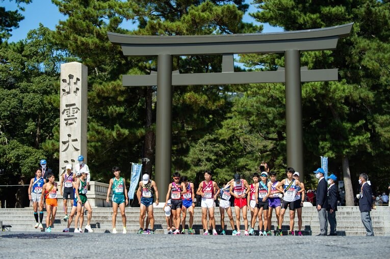 出雲駅伝1区のスタート前。20チームが参加。青学大の近藤幸太郎（3年）は23分41秒で区間賞だった　©Nanae Suzuki