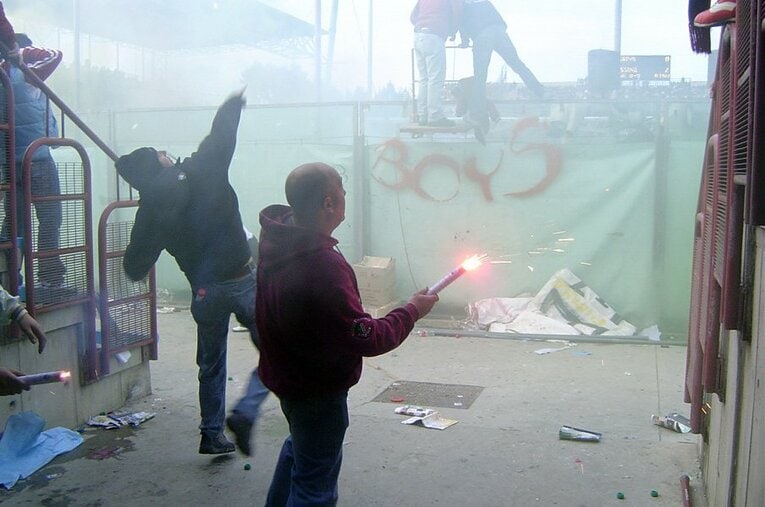 潜入写真！無法ウルトラスの実態。スタジアム内を包む炎に発煙筒……。(19) ／ photograph by Takashi Yuge