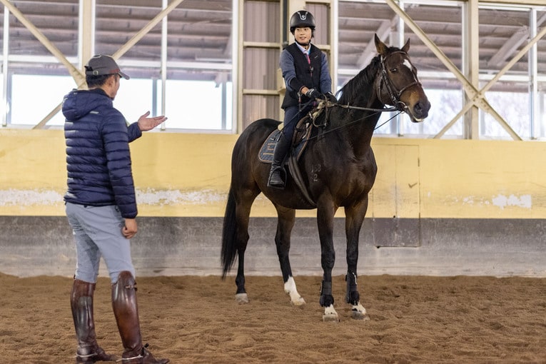 学生に指導を行う原田。実習馬は引退競走馬のキャンベルジュニア