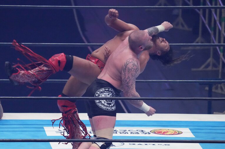 ゲイブ・キッドの強引なラリアット　©Essei Hara