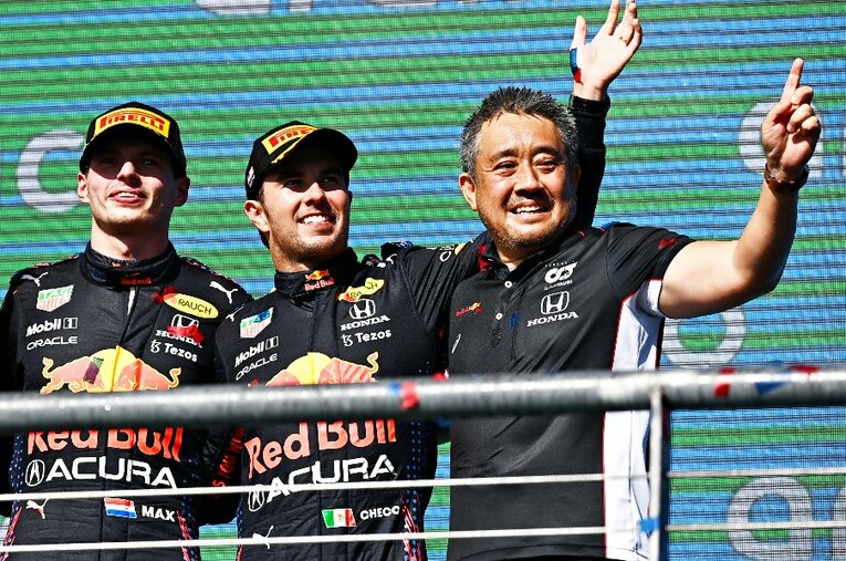 アメリカGPでフェルスタッペンが勝利し、初めて表彰台に上った山本雅史マネージングディレクター（右） ／ photograph by Getty Images