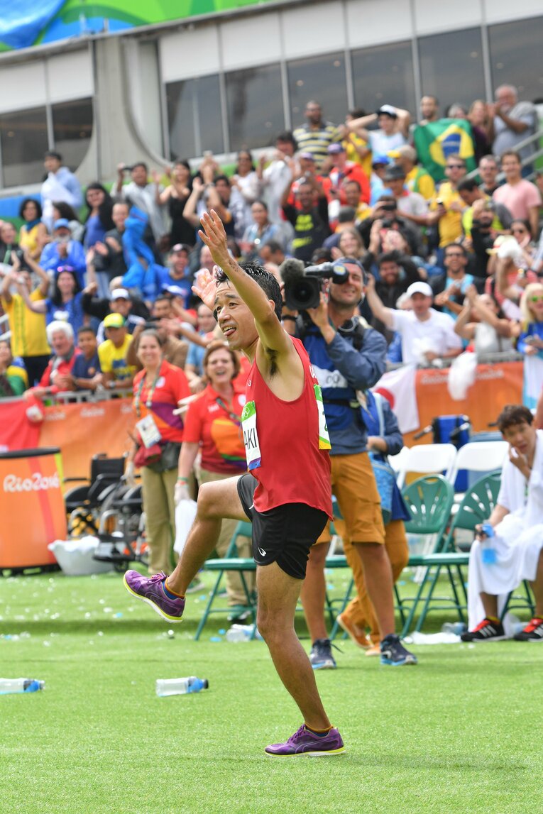 ゴール後には猫ひろしらしいパフォーマンスで現地の観客を沸かせた　©JMPA