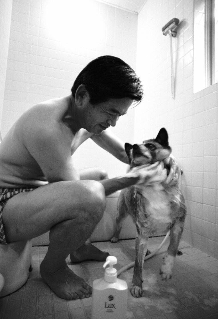 愛犬をシャンプーする川淵氏　(C)Tomohiko Hayashi