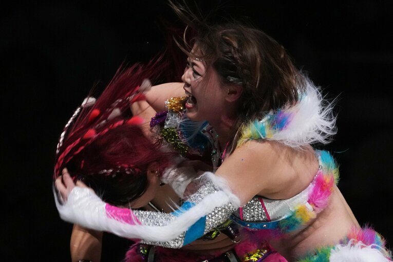 岩谷も思い切りエルボーをぶち込む　©Masashi Hara