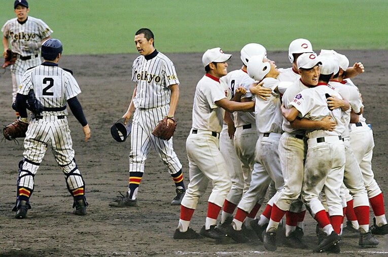 甲子園を唸らせるほどのすさまじい帝京と智弁和歌山による乱打戦。敗れた帝京の選手たちが名将の心を揺さぶった ／ photograph by KYODO