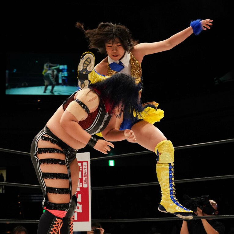 「私、学校では暗いんで…」妹思いの“現役女子高生ファイター”羽南が明かす「進路がプロレスラーになった日」《特別グラビア》(36)