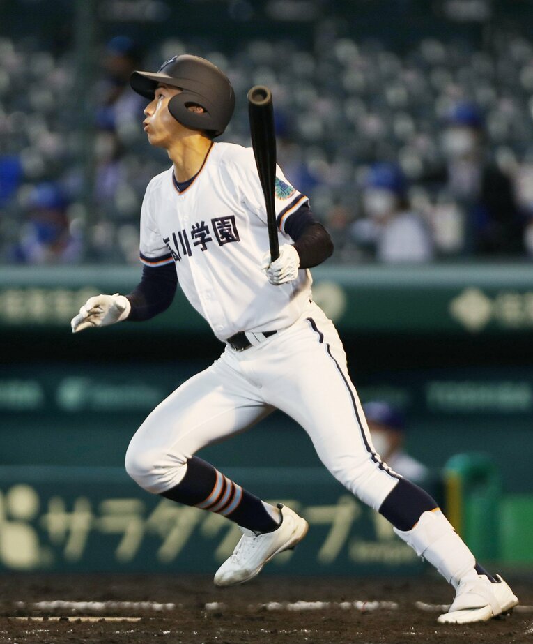 夏の甲子園でホームランを放つ高川学園時代の立石正広（2021年8月）©︎JIJI PRESS