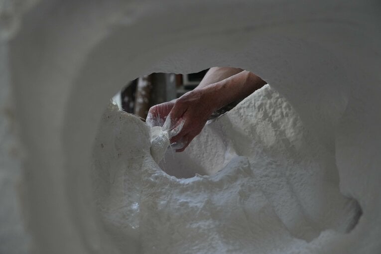 雌型の内側に石膏に浸したスタッフを貼り付ける