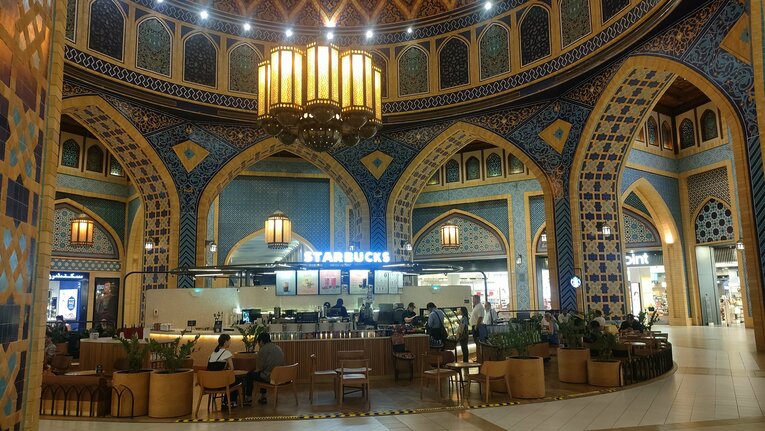 スタバも中東仕様　©Junsei Chida