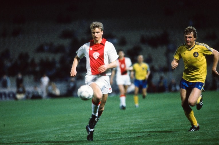 17歳でアヤックスのトップチームデビューを果たしたベルカンプ（写真は1987年撮影） ©Getty Images
