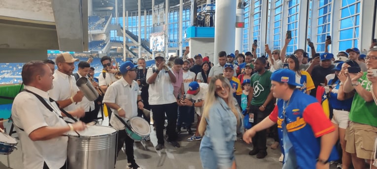 試合前、外野席の通路で楽団が演奏し、ベネズエラ人ファンが即興で踊り出す　©Hiroaki Sawada