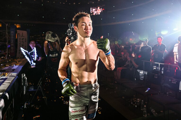 「2-1」のスプリット判定を制してクレベル・コイケへのリベンジに成功した朝倉未来　©RIZIN FF Susumu Nagao