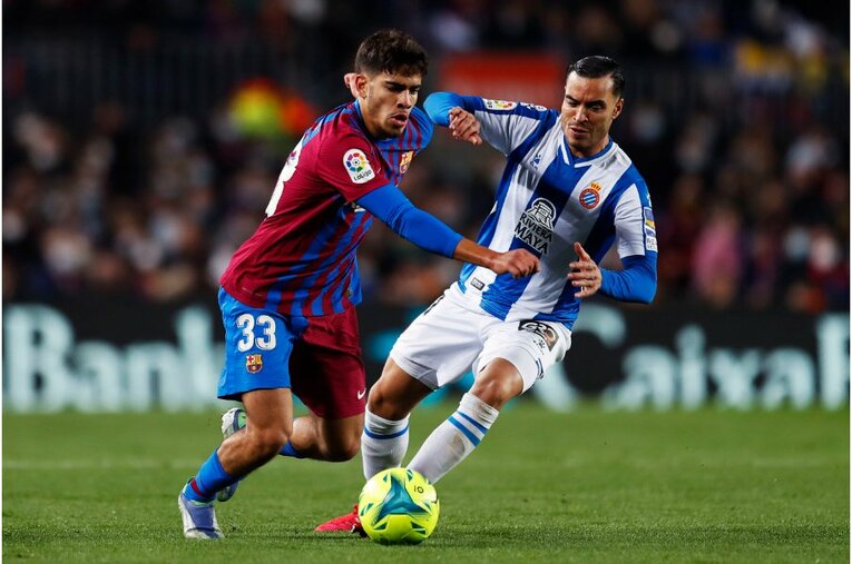 シャビ新監督41歳は暗黒バルサを救えるか 《メッシとの黄金連係・涙を撮ったカメラマン》が就任会見・初采配に見た“希望”とは(42)