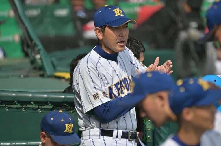 3年連続となる夏の甲子園で初戦を突破した健大高崎の青柳博文監督。波乱が相次いだ大会で、安定した強さを見せる秘密はどこに？　©Hideki Sugiyama