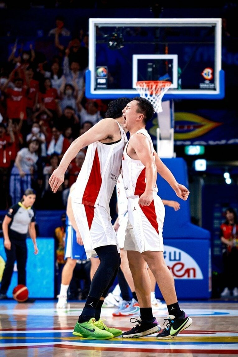 胸を突き合わせて喜ぶ富永啓成と渡邊雄太　©FIBA