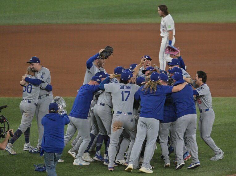 WS優勝を決め、もみくちゃにされる山本由伸　©JIJI PRESS