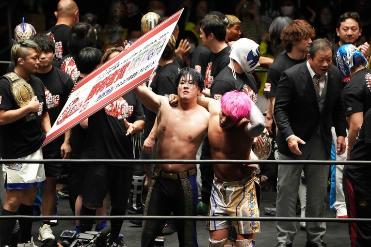 青柳亮生に勝利したワト。リングには藤波辰爾の姿も見える