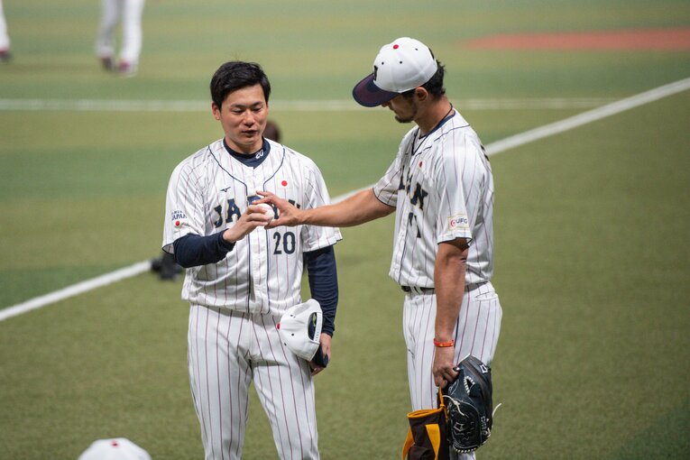 ダルビッシュと話し込む栗林　©︎Nanae Suzuki