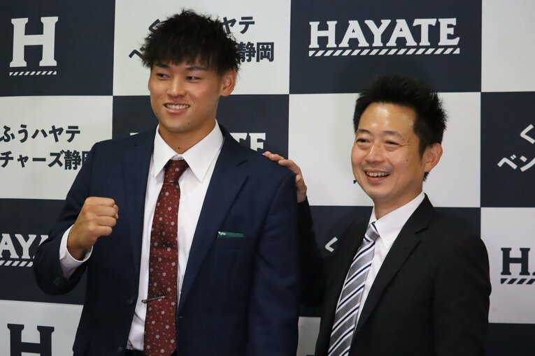 早川と笑顔で撮影に応じる池田社長　©Kou Hiroo