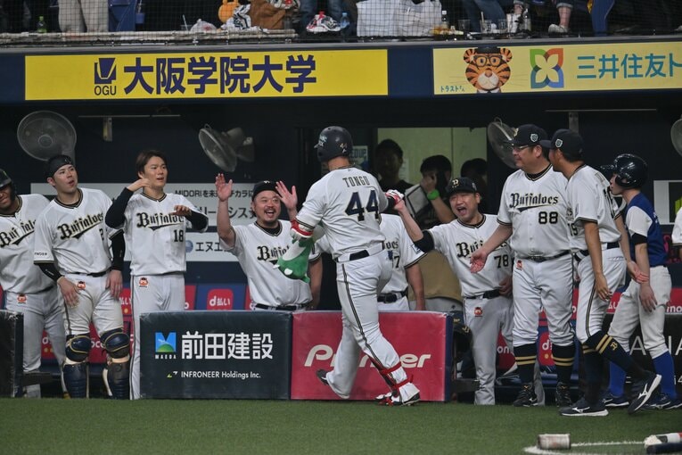 山本(左から３人目）が先発した昨年の日本シリーズ第６戦でホームランを放った頓宮はベンチで“お隣さん”の祝福を受ける　©︎Hideki Sugiyama