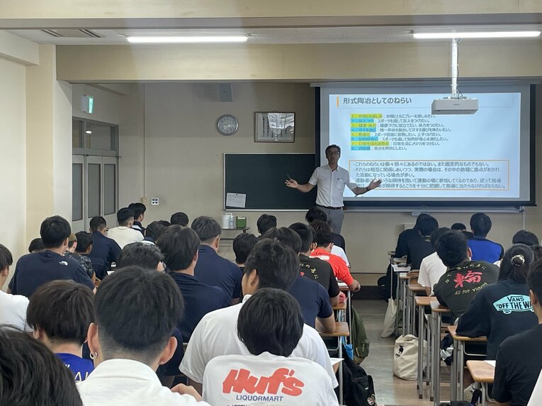 中垣内教授の授業風景（写真／福井工業大学提供）