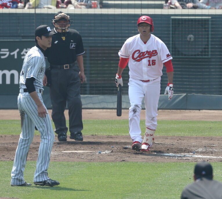 2015年4月阪神vs広島戦。藤浪のすっぽ抜けの内角球に激高する黒田【1枚目／全2枚】　©Sankei Shimbun