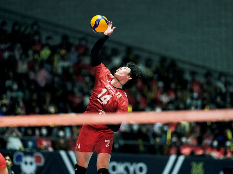 ​石川祐希／1995年12月11日、愛知県生まれ。星城高から中央大へ進学。在学中からイタリアでプレーし、卒業後はプロ選手に。'21年4月から日本代表主将を務め、東京五輪ベスト8、'23年のネーションズリーグ銅メダル、パリ五輪予選突破に貢献。ミラノ（伊）所属。192cm、88kg  ©️Yuki Suenaga