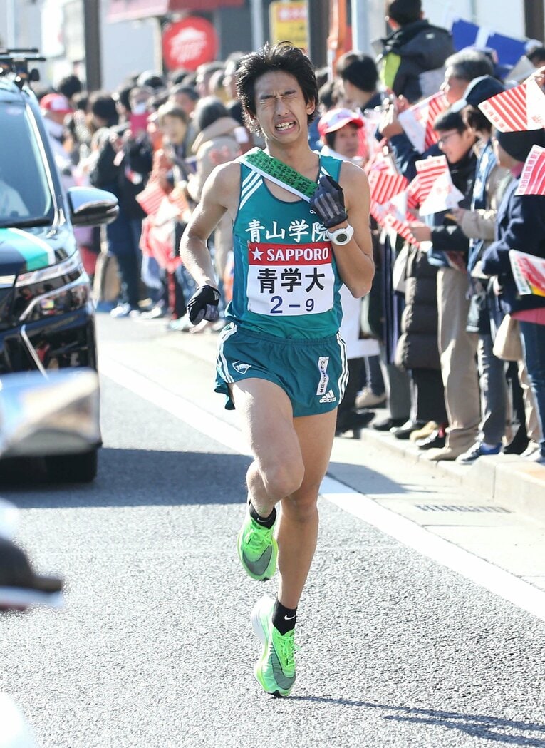 前回大会の9区、先頭を快走する青学大の神林勇太　©Jiji Press