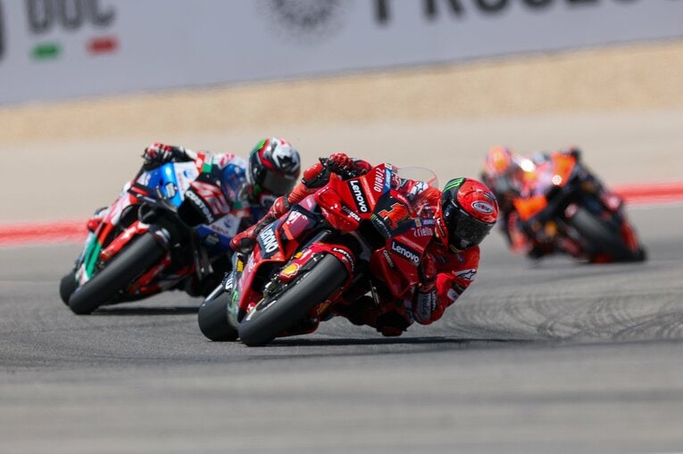 トップを行くバニャイアと追うリンス　©Satoshi Endo