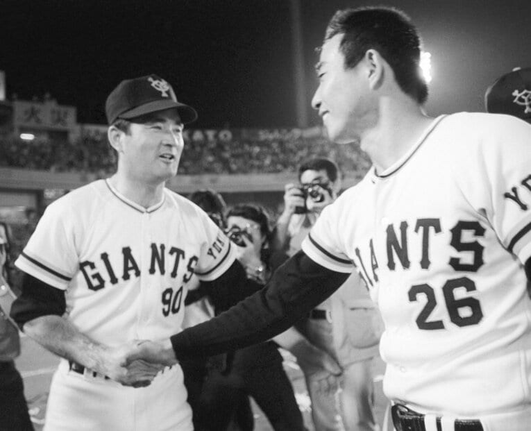 1977年、試合を締めくくって長嶋監督に迎えられる西本。当時はリリーフ中心だったが徐々に先発の機会を増やしていった　©KYODO