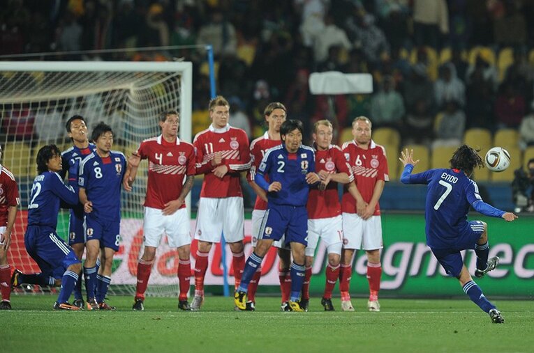 南アW杯デンマーク戦の遠藤保仁　©JMPA