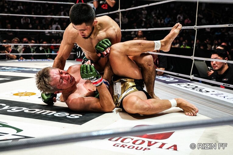 1ラウンド終盤の時点で、久保優太の顔は大きく腫れ上がっていた　©RIZIN FF