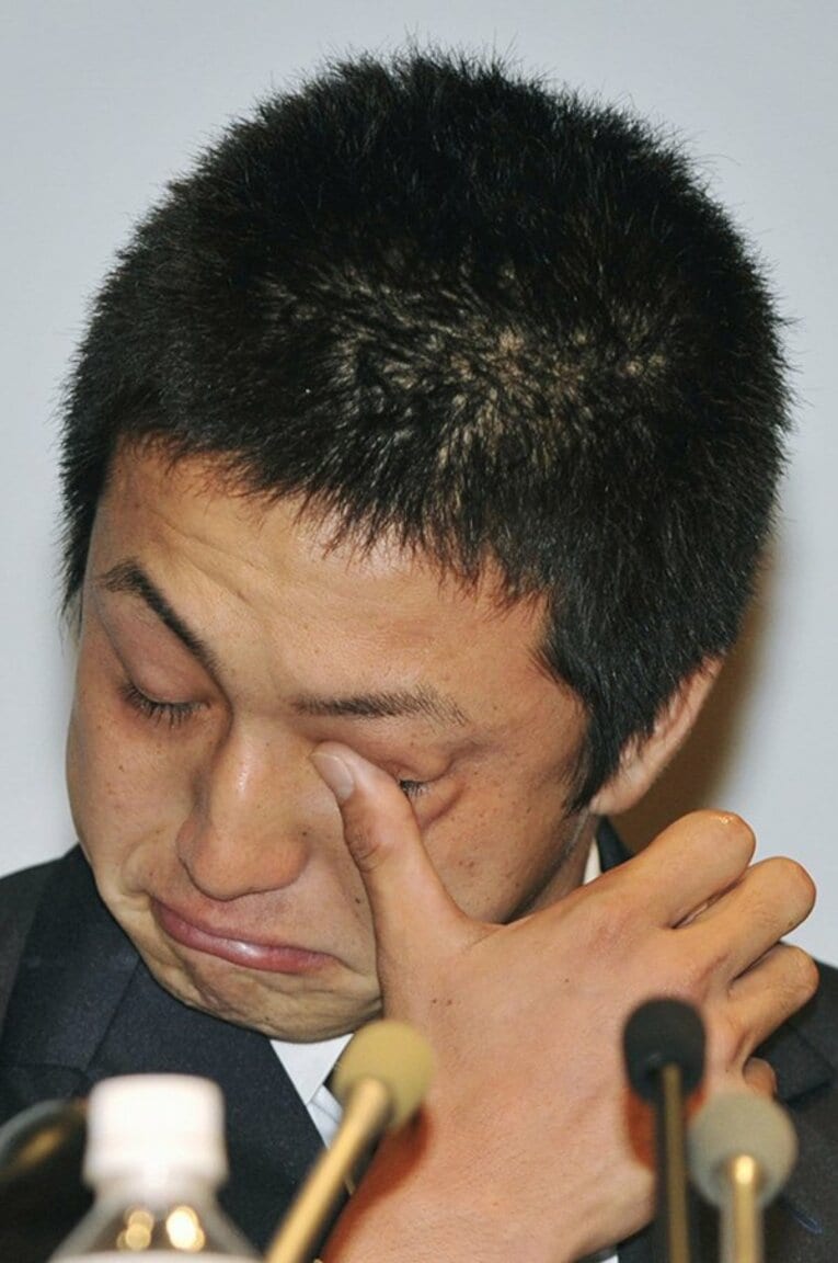 2010年のドラフトで巨人に1位指名され、感極まって涙を見せた澤村。 ／ photograph by KYODO