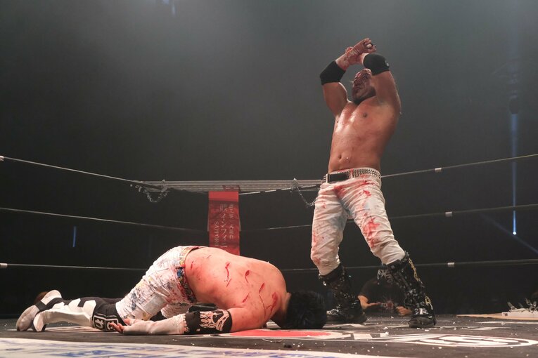 カリスマ葛西純「世の中は無駄な血を一滴も流すな」 頬を串刺し、人間ダーツ…それでもデスマッチが“ただの残虐ショー”ではない理由(30)