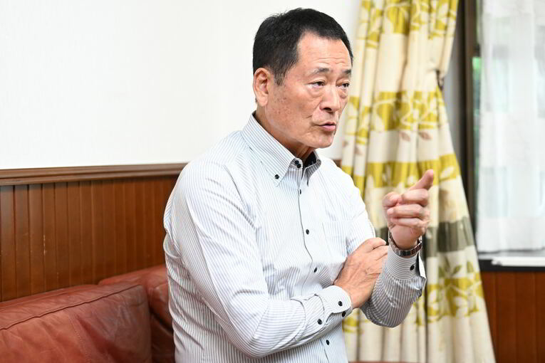 三浦監督の采配を激賞するキヨシ　©Keiji Ishikawa