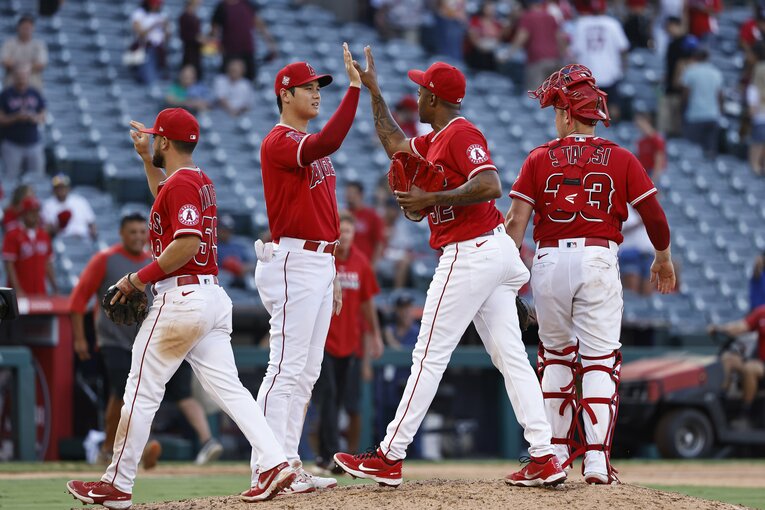 大谷とハイタッチするライセル・イグレシアス