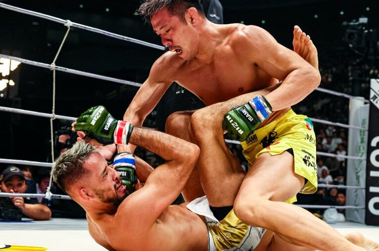 『RIZIN.44』メインにて、クレベルをパウンドで圧倒する金原正徳 ／ photograph by RIZIN FF Susumu Nagao