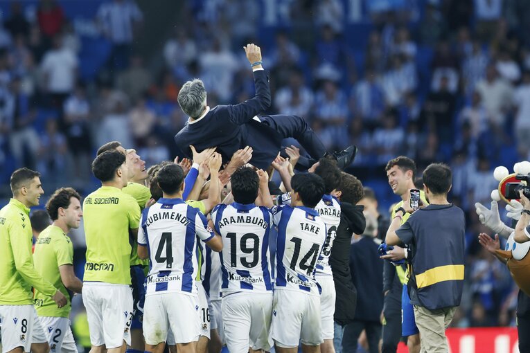 「久保建英が子供ファンにユニホームを」日本代表招集前のホーム最終戦で監督と別れ…5季連続欧州カップ戦は「ソシエダでの奇跡的な時」だった(14)