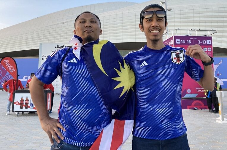 今回、日本代表ユニを着用する外国人はカタール現地で多かったようだ。その理由を直接聞いてみた ／ photograph by Masaki Asada
