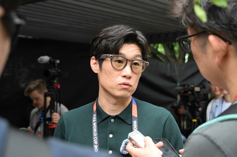 日本ーチュニジア戦後に取材に応じたパク・チソン氏　©筆者提供