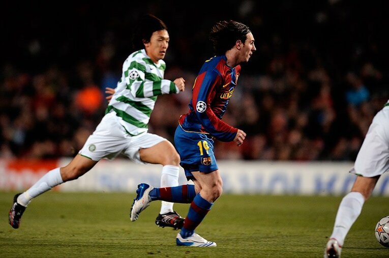 メッシと中村俊輔のマッチアップ©Takuya Sugiyama