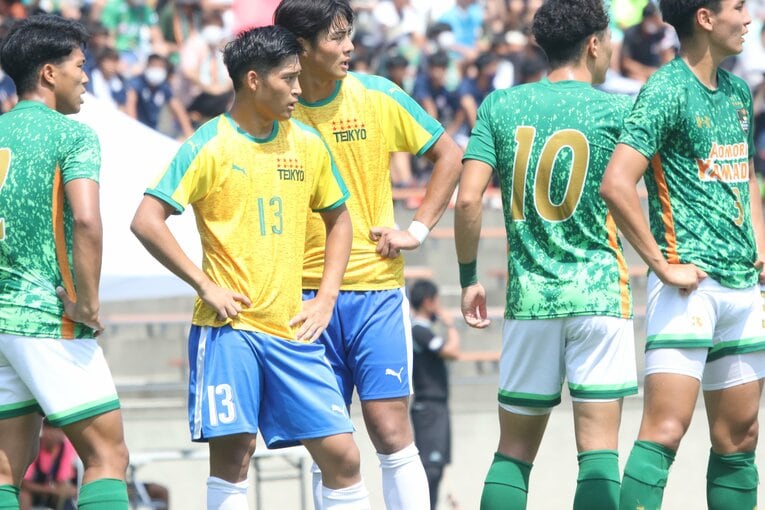 インターハイ2回戦・帝京vs青森山田。帝京13番FW齊藤慈斗（3年）、6番DF大田和輝　©︎Takahito Ando