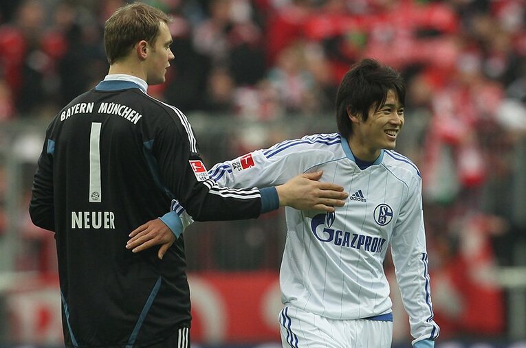 ノイアーはバイエルン移籍後も内田とピッチ上で笑顔を見せた。それほどまでブンデスリーガで愛されたのだ。 ／ photograph by Getty Images