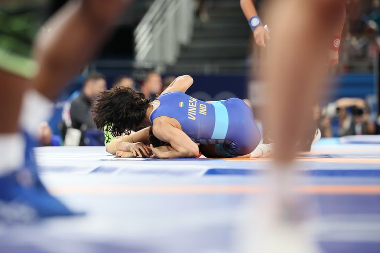 レスリング女子50kg級1回戦、須崎優衣vs.ビネシュ・フォガト　©Kaoru Watanabe/JMPA