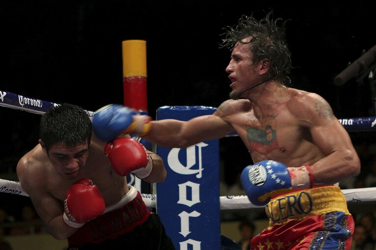 アントニオ・デマルコに強烈な右を打ち込むエドウィン・バレロ　©Getty Images