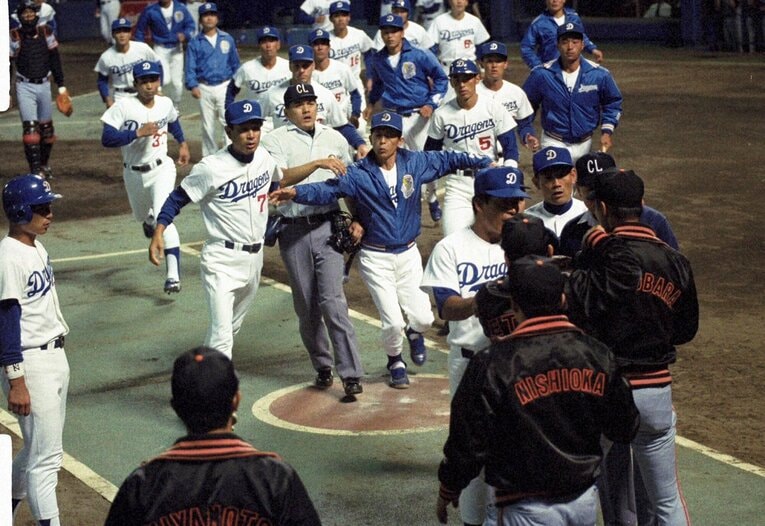 1990年5月24日、中日・バンスローへの危険投球に怒った星野が巨人・水野雄仁をビンタする乱闘に　©NIKKAN SPORTS