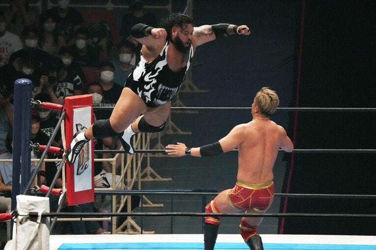 WWEに切られた男の逆襲…160キロの“空飛ぶ怪物”ジョナが『G1』本命オカダ・カズチカを圧殺「オレはデカすぎて、強すぎて、無敵すぎる」(15)