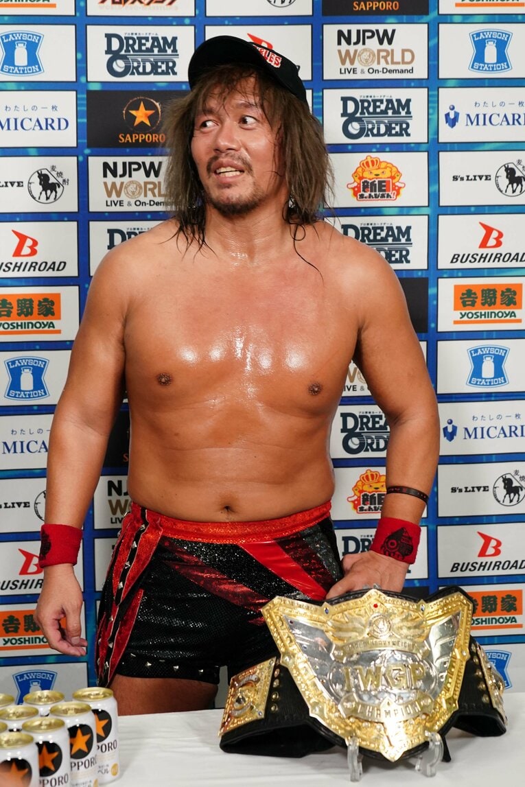 バックステージで勝利者インタビューに応じる内藤哲也　©Essei Hara