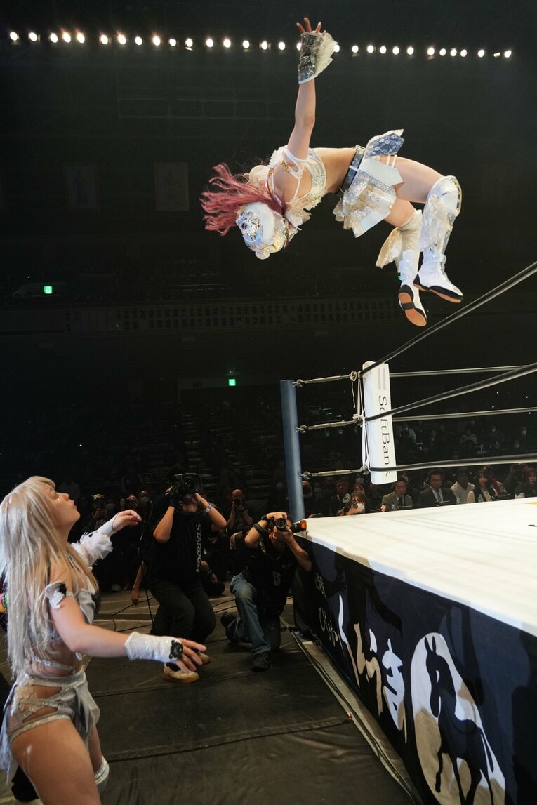 スターライト・キッドのケブラダ　©Essei Hara